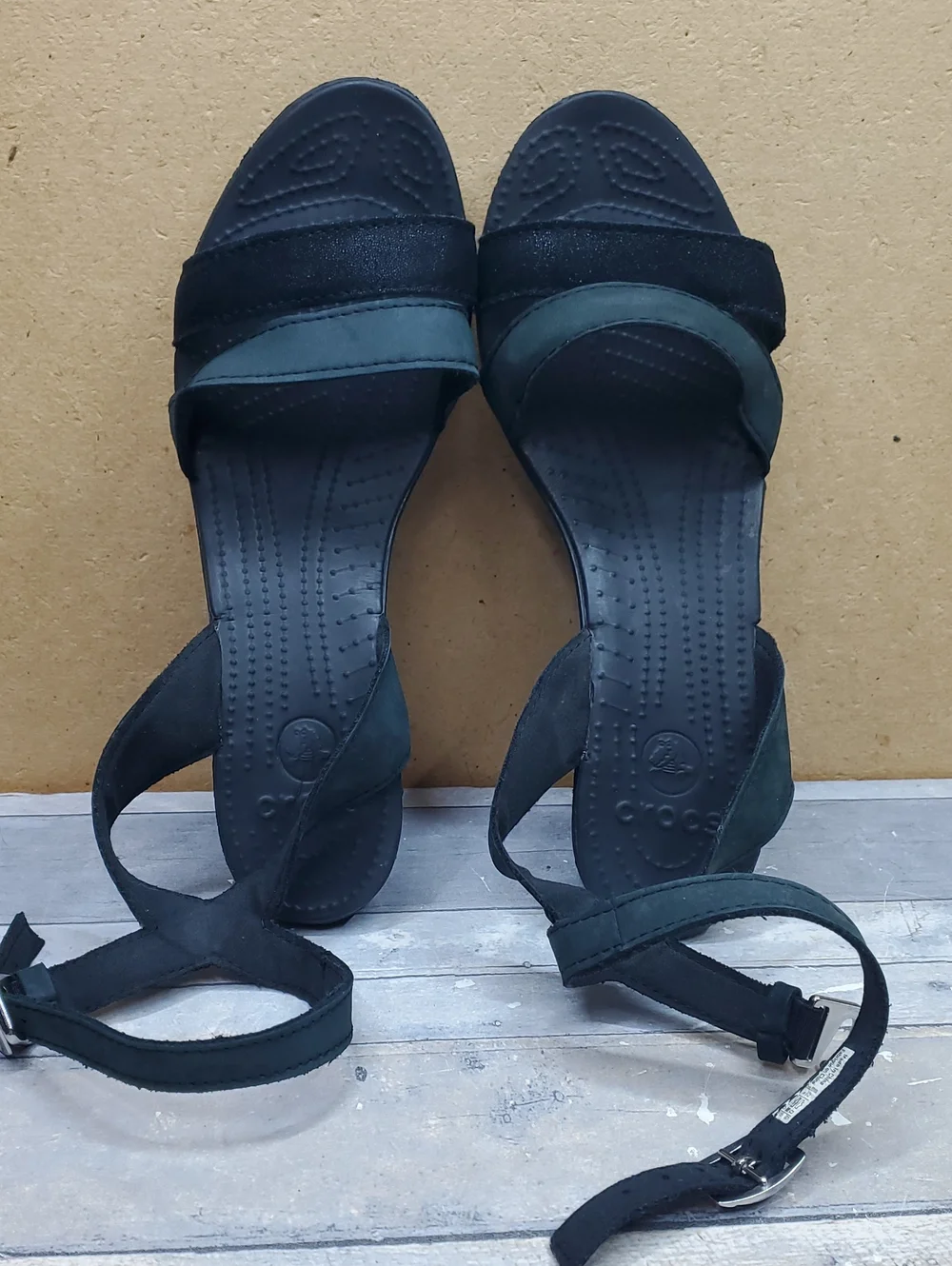 CROCS Women's Leigh II Black and Dark Green Cross Strap Ankle Wedge Size W 10